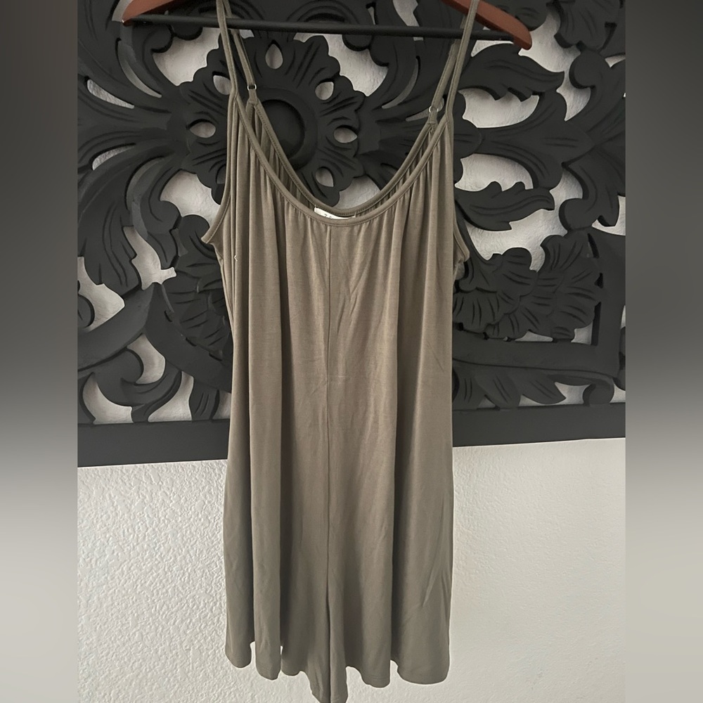 Z supply loose shorts romper. Size M. New with tags. Green.